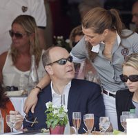 Carlota Casiraghi saluda a Alberto II y a Charlene Wittstock