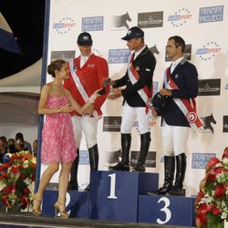 Carlota Casiraghi con los ganadores del Concurso de Hípica de Monte-Carlo