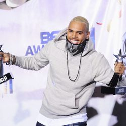 Chris Brown con sus dos galardones en los Bet Awards 2011