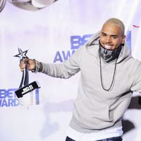 Chris Brown con sus dos galardones en los Bet Awards 2011