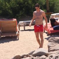 Fernando Torres caminando por la playa en Cerdeña