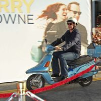 Tom Hanks llega en moto al estreno de 'Larry Crowne'