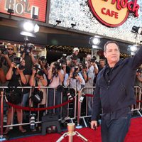 Tom Hanks saluda a su llegada al estreno de 'Larry Crowne'