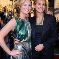 Grace Gummer y Julia Roberts en el estreno de 'Larry Crowne'