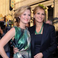 Grace Gummer y Julia Roberts en el estreno de 'Larry Crowne'