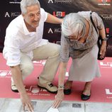 Miguel Bardem y su madre en el Paseo de la Fama de Madrid