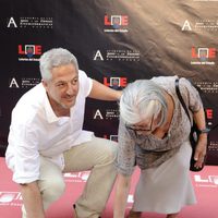 Miguel Bardem y su madre en el Paseo de la Fama de Madrid