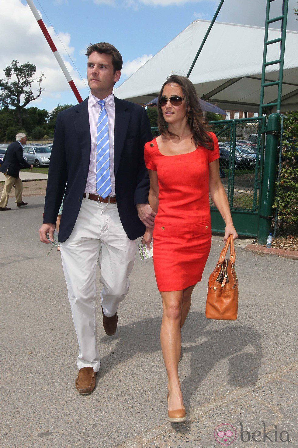 Alex Loudon agarra de la muñeca a Pippa Middleton