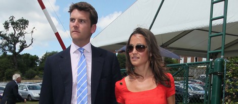 Alex Loudon agarra de la muñeca a Pippa Middleton