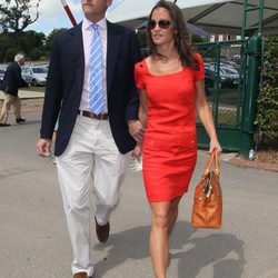 Alex Loudon agarra de la muñeca a Pippa Middleton