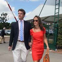 Alex Loudon agarra de la muñeca a Pippa Middleton