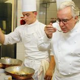 Alain Ducasse prueba un menú en Mónaco