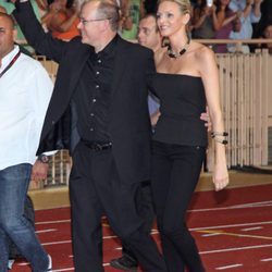 Alberto y Charlene saludan a su llegada al concierto de 'The Eagles'