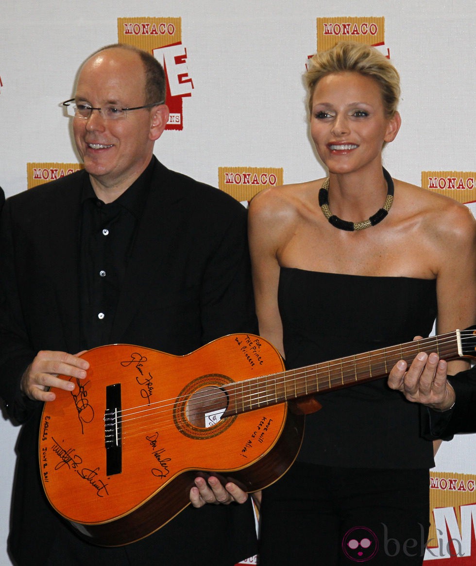 Alberto de Mónaco y Charlene Wittstock reciben un regalo de 'The Eagles'