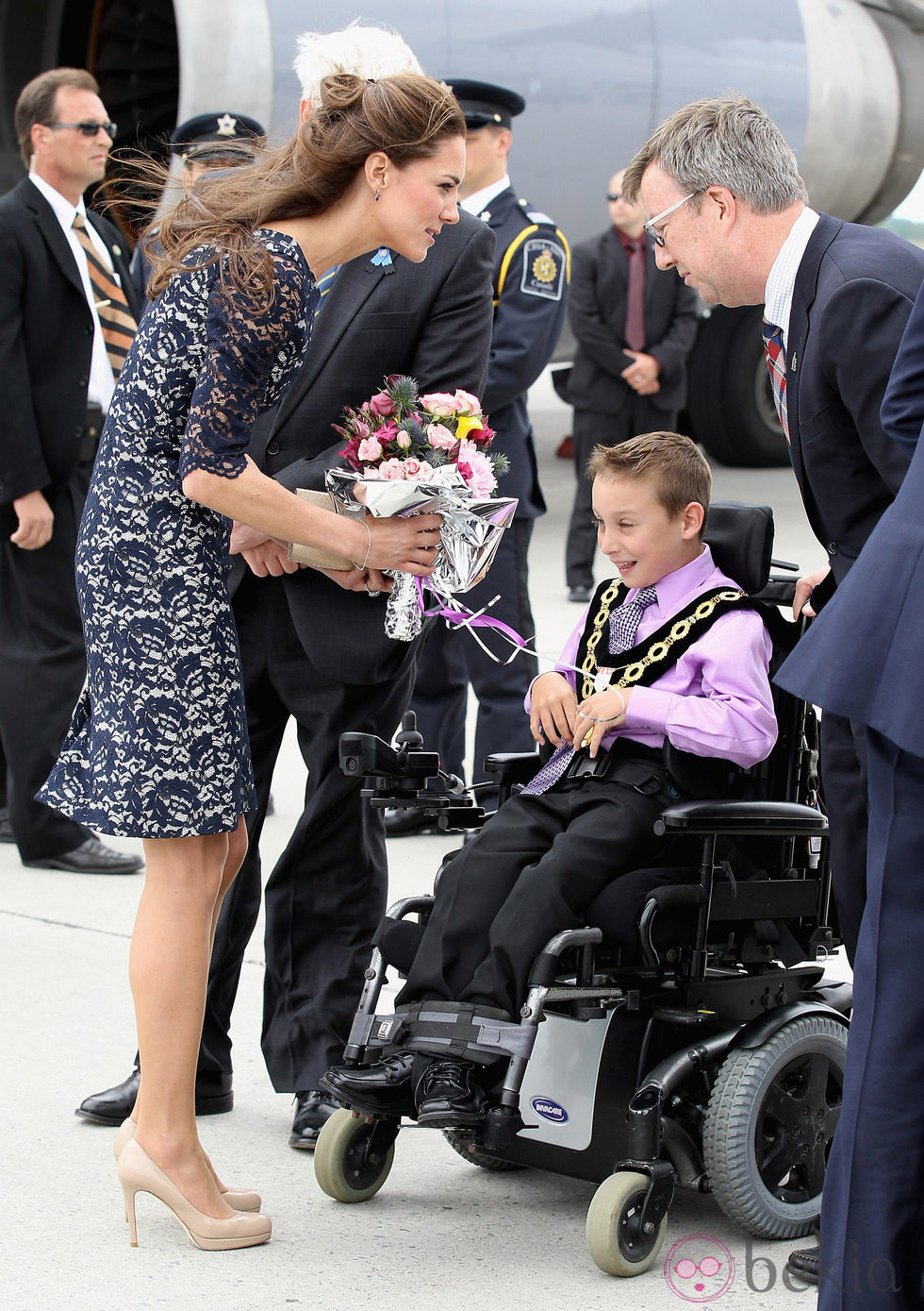 Un niño entrega un ramo flores a Catalina Middleton a su llegada a Canadá