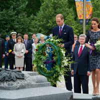 Los Duques de Cambridge dejan flores en el monumento a los Caídos de Ottawa