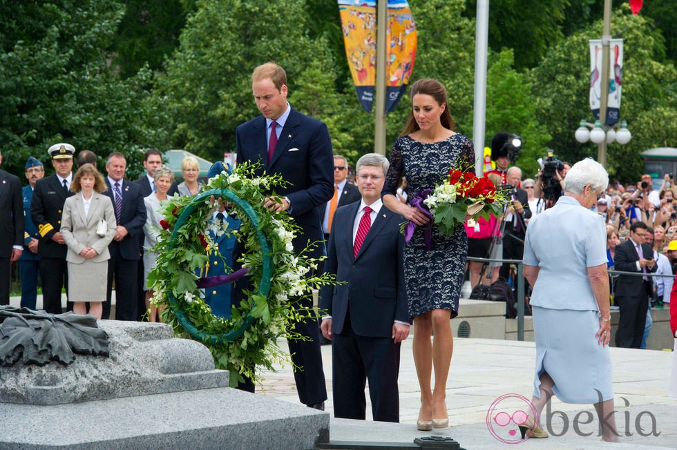 Los Duques de Cambridge dejan flores en el monumento a los Caídos de Ottawa