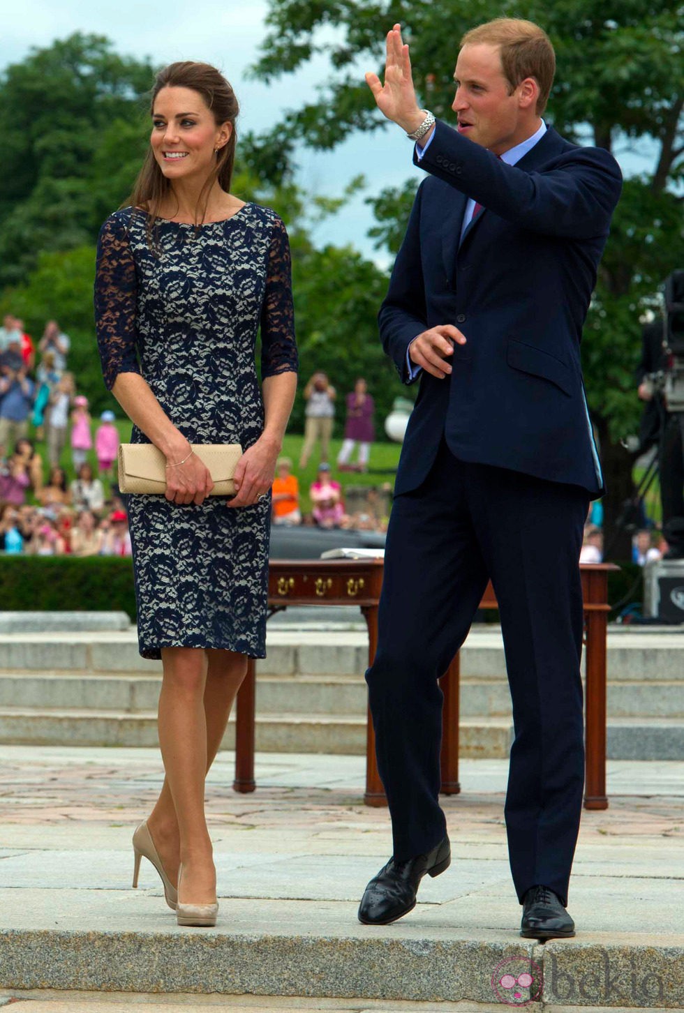 Los Duques de Cambridge saludan al pueblo canadiense