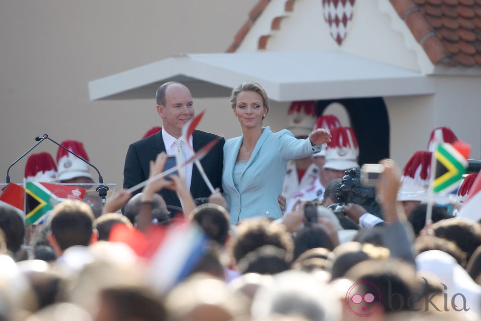 Alberto de Mónaco y Charlene Wittstock saludan al pueblo tras casarse