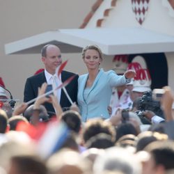 Alberto de Mónaco y Charlene Wittstock saludan al pueblo tras casarse