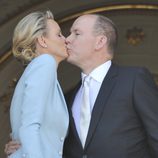 El beso que sella el enlace de Alberto de Mónaco y Charlene Wittstock