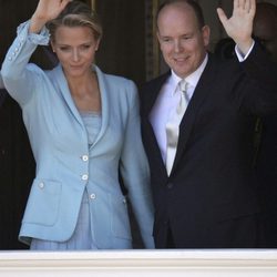 Los Príncipes Alberto y Charlene saludan desde el Palacio de Mónaco