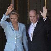 Los Príncipes Alberto y Charlene saludan desde el Palacio de Mónaco