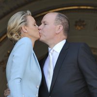 Alberto de Mónaco y Charlene Wittstock besándose desde el balcón de Palacio