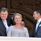 Los padres y los hermanos de Charlene Wittstock en el balcón de Palacio