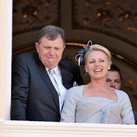 Los padres y los hermanos de Charlene Wittstock en el balcón de Palacio