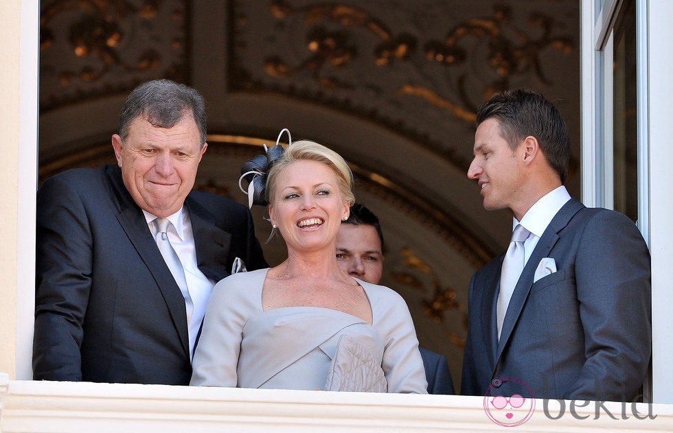 Los padres y los hermanos de Charlene Wittstock en el balcón de Palacio