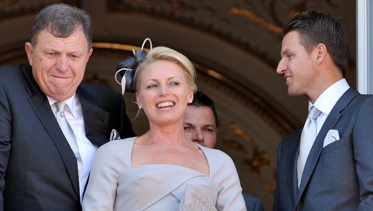 Los padres y los hermanos de Charlene Wittstock en el balcón de Palacio