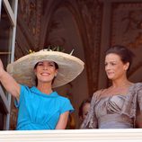 Las Princesas Carolina y Estefanía de Mónaco saludan desde el balcón de Palacio