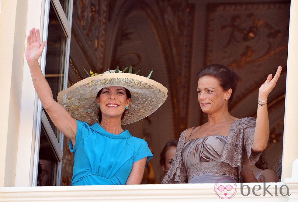 Las Princesas Carolina y Estefanía de Mónaco saludan desde el balcón de Palacio