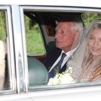 Kate Moss llega a su boda con su padre y su hija, Lila Grace