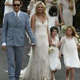 Kate Moss y su marido Jamie Hince tras la ceremonia