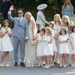 Kate Moss y Jamie Hince posan con sus damas de honor