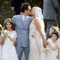 Kate Moss y Jamie Hince se besan tras su boda