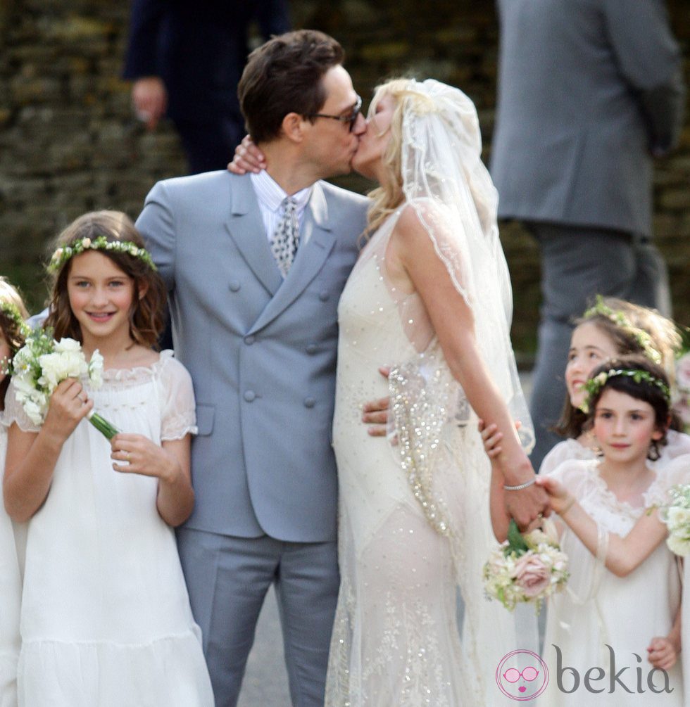 Kate Moss y Jamie Hince se besan tras su boda