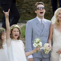 Las damas de honor de Kate Moss y Jamie Hince dedican unos cuernos a la prensa