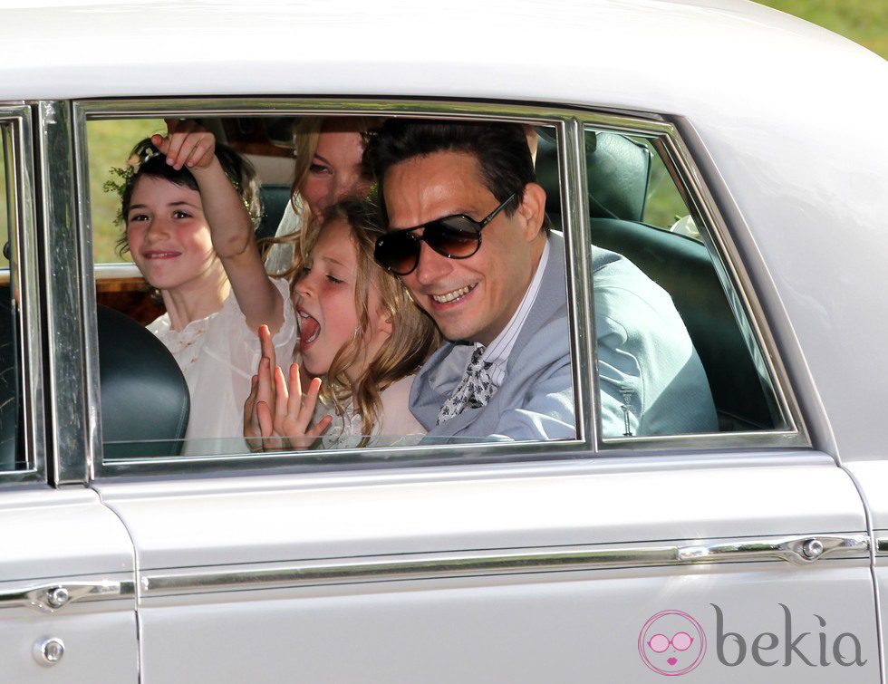 Lila Grace, hija de Kate Moss, feliz en la boda de su madre con Jamie Hince