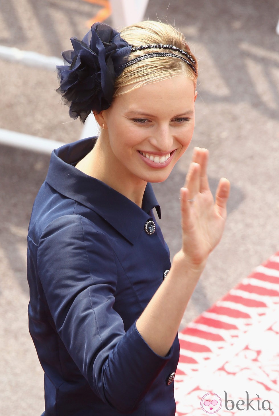 Karolina Kurkuva a su llegada a la boda de Alberto y Charlene