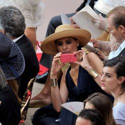 Ines de la Fressange haciendo fotos con su iPhone en la boda de Alberto de Mónaco