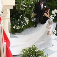 La cola del traje de novia de Charlene Wittstock