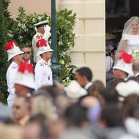 Charlene Wittstock llega de la mano de su padre a la boda religiosa con Alberto de Mónaco