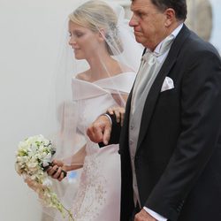 Charlene Wittstock con su padre, Michael Kenneth Wittstock, durante su boda