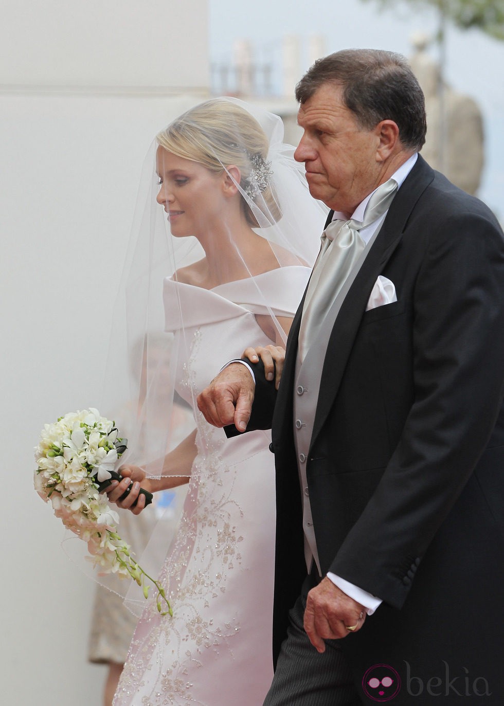 Charlene Wittstock con su padre, Michael Kenneth Wittstock, durante su boda