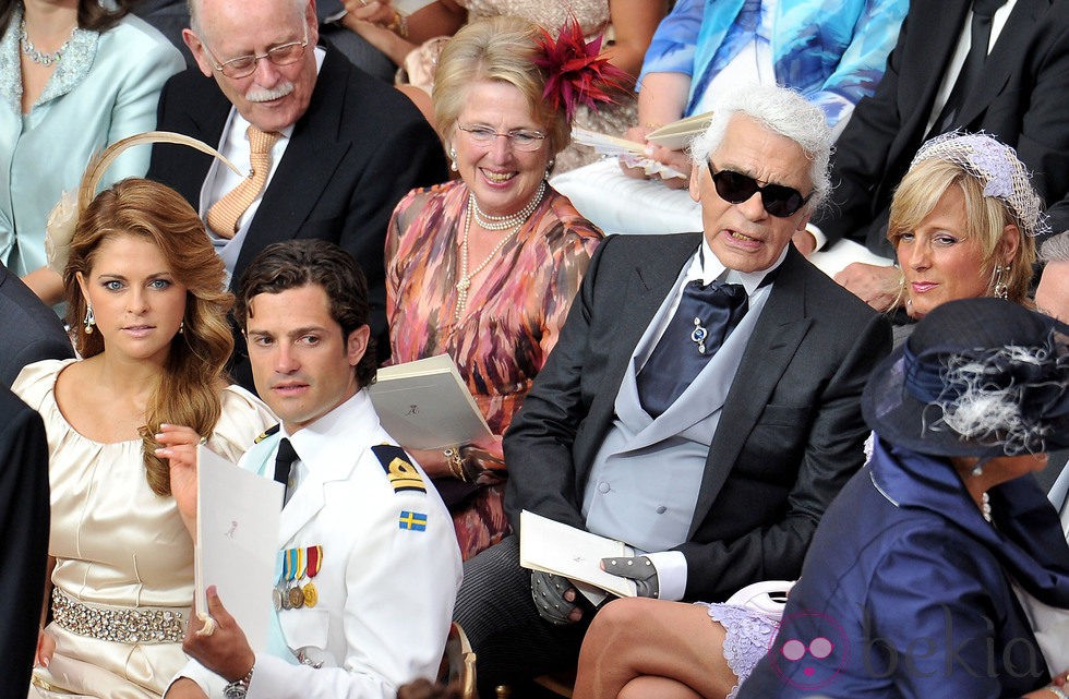 Magdalena y Carlos Felipe de Suecia y Karl Lagerfeld en la boda de Alberto