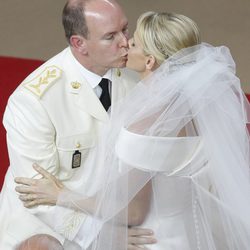 El beso de Alberto de Mónaco y Charlene Wittstock en la boda religiosa