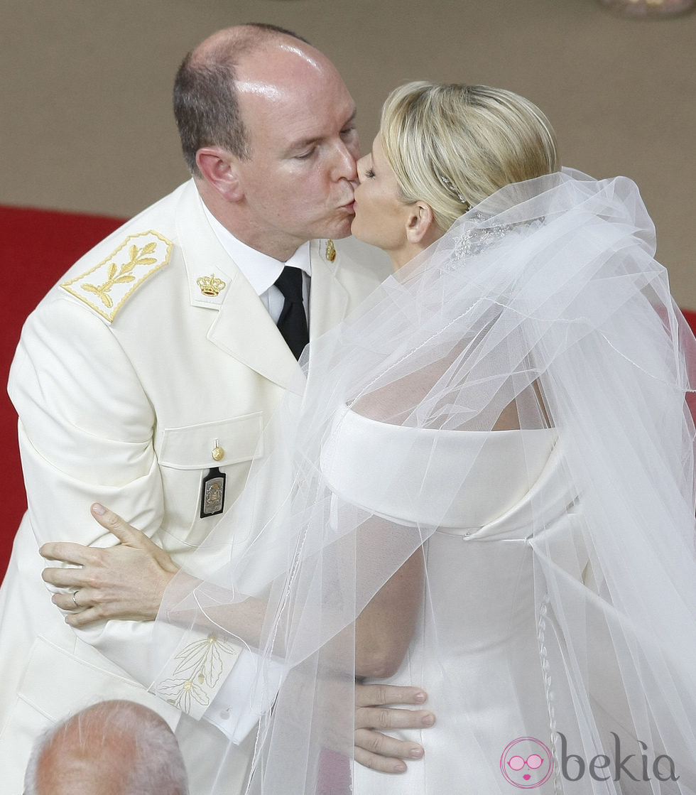 El beso de Alberto de Mónaco y Charlene Wittstock en la boda religiosa